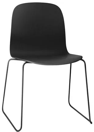 Muuto Visu ruokapöydän tuoli kelkkajalustalla musta